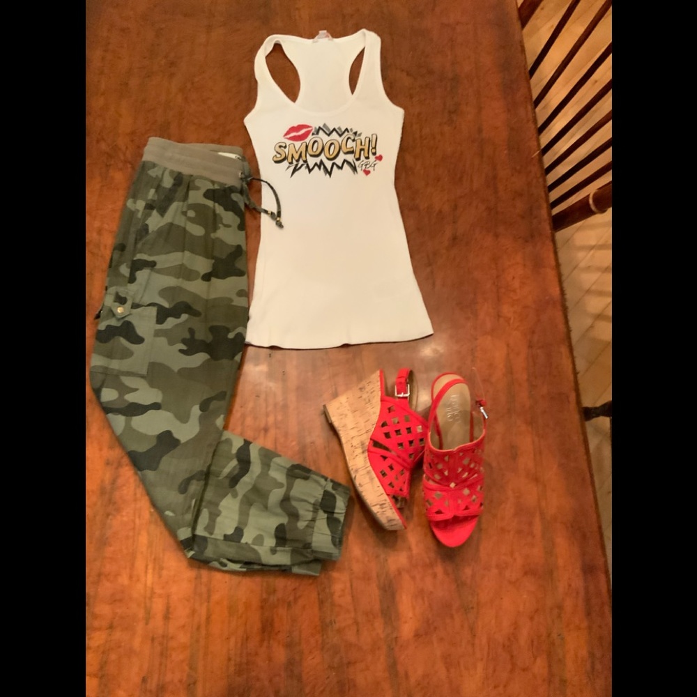 NWTS***Guess “SMOOCH💋” Tank Top Size SMALL